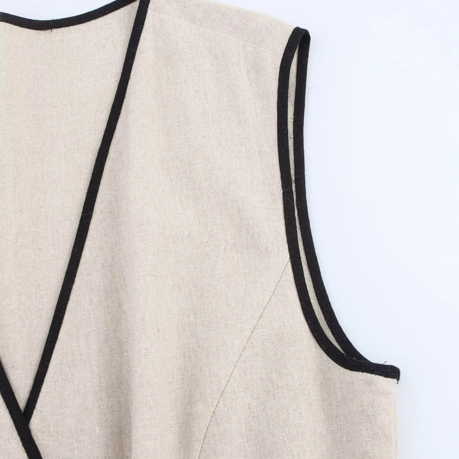 Vera | Vestido Midi Sin Mangas con Escote en V y Cinturón Decorativo