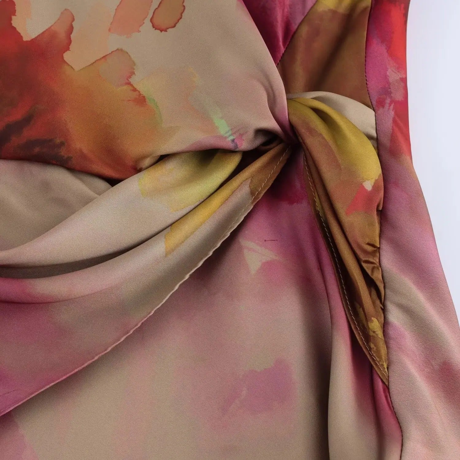 Amaya | Vestido Midi Estampado con Cintura Ajustada y Nudo Decorativo