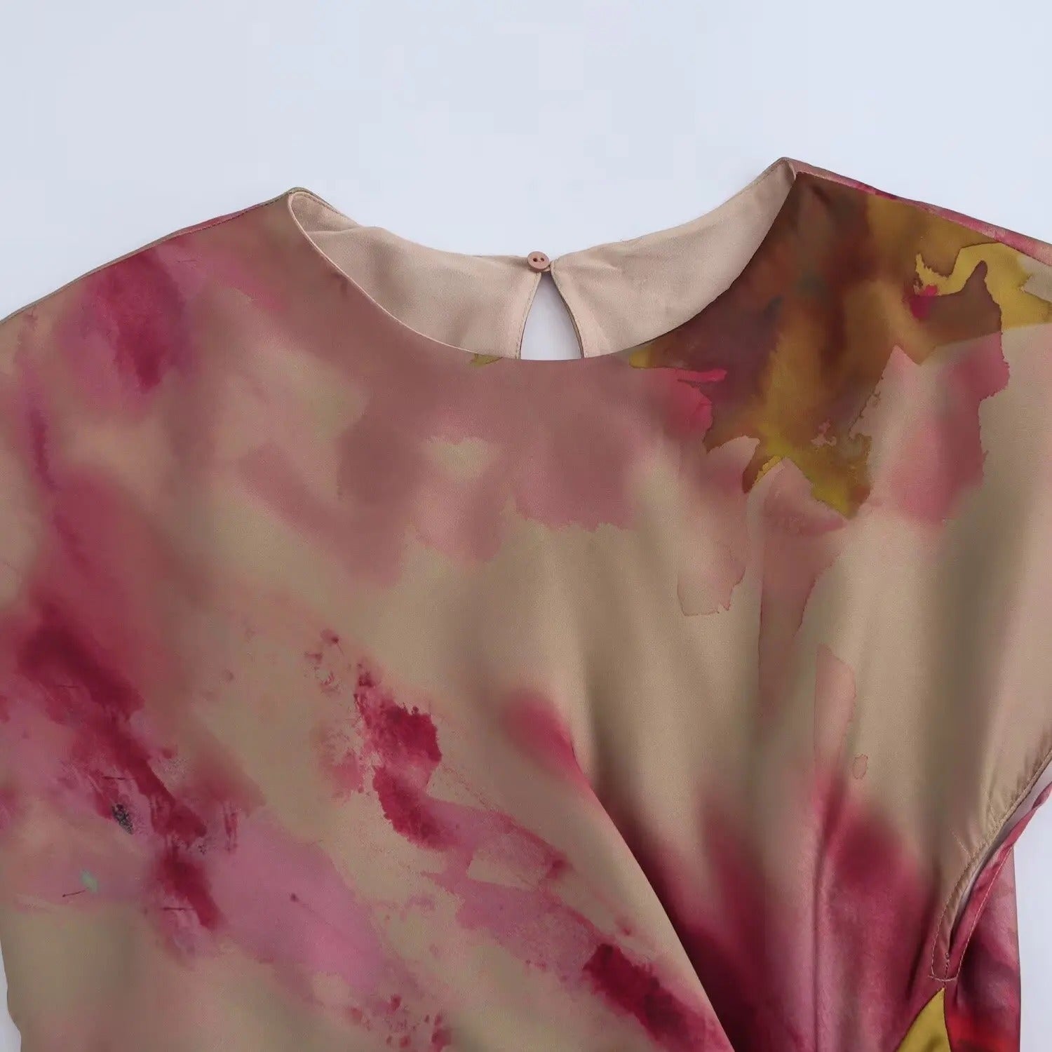 Amaya | Vestido Midi Estampado con Cintura Ajustada y Nudo Decorativo
