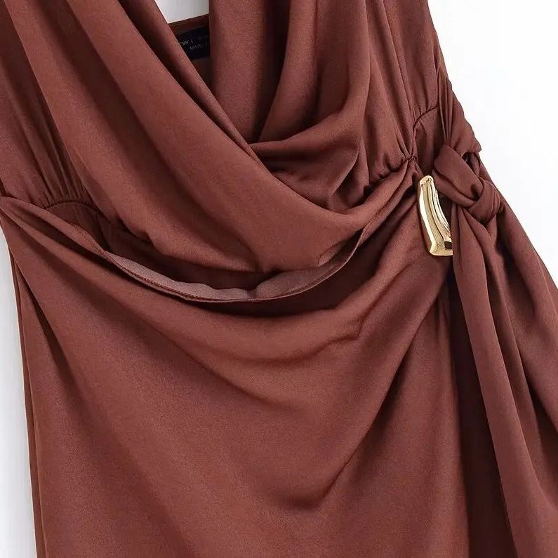 Lucía | Vestido Mini Elegante con Escote Halter y Detalles Dorados