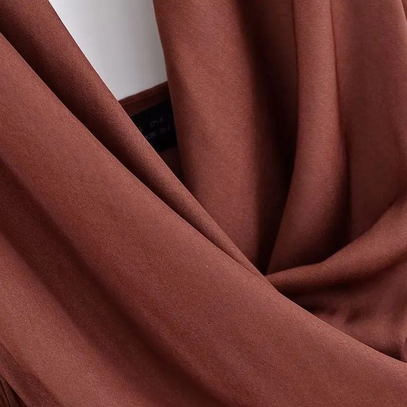 Lucía | Vestido Mini Elegante con Escote Halter y Detalles Dorados