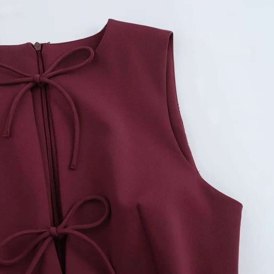 Siena | Vestido Mini Sin Mangas con Lazo Decorativo